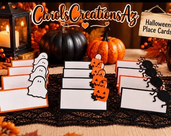 Può includere: Un set di segnaposto rettangolari per Halloween con centri bianchi e bordi arancioni o neri. Le carte presentano decorazioni in carta fustellata tra cui fantasmi bianchi, zucche arancioni e ragni neri attaccati agli angoli.