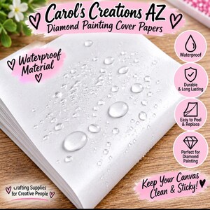 Może przedstawiać: Stos białych papier&oacute;w ochronnych do wyklejania diamentami z kroplami wody na powierzchni. Tekst zawiera Carol's Creations AZ, Diamond Painting Cover Papers, Waterproof Material oraz ikony oznaczające wodoodporność, trwałość, łatwość odklejania i przeznaczenie do diamond painting.
