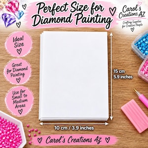 Może przedstawiać: Stos prostokątnych arkuszy białego papieru o wymiarach 10 cm na 15 cm. Obraz zawiera tekst Perfect Size for Diamond Painting, Carol's Creations AZ oraz Crafting Supplies for Creative People, wraz z r&oacute;żowymi i niebieskimi koralikami.