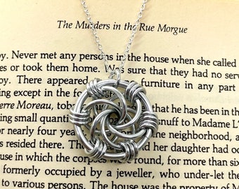 Celtic Knot Chainmaille Pendant / Medieval Renaissance Costume / Wiccan Gift for her / Trinity Viking Necklace Cosplay / LARP Garb for women