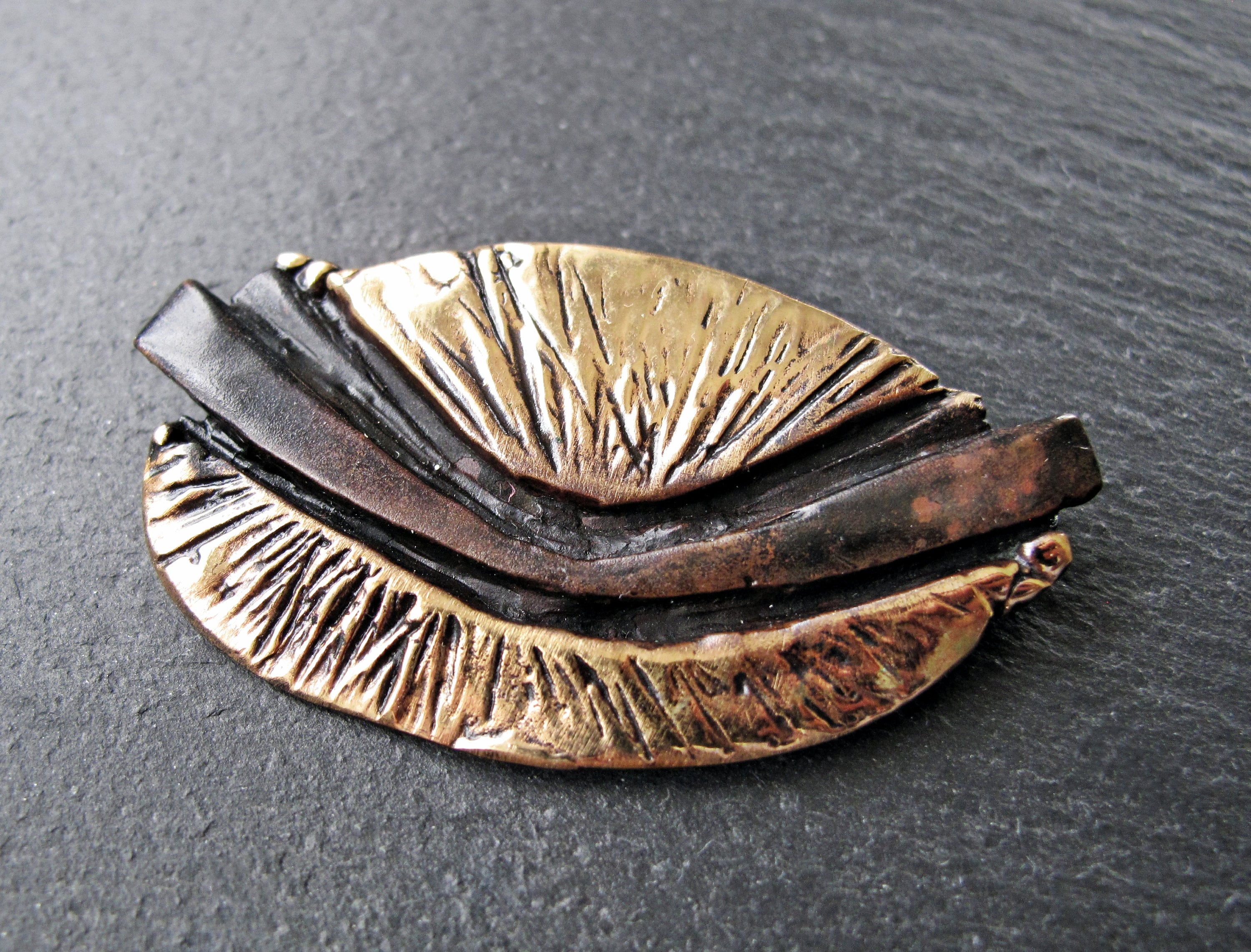 HARRIE LENFERINK Bronzen broche Brutalistische bronzen broche van