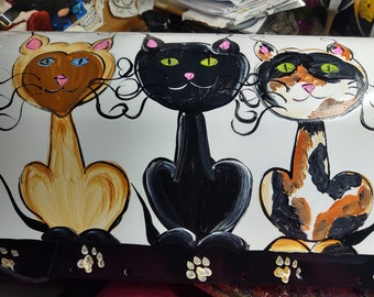 Buzón pintado a mano: Trío de gatos: siamés, calicó y negro