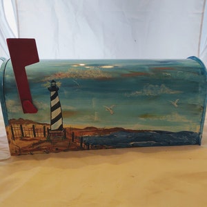 Cassetta postale standard dipinta a mano. Dipinto nella scena del faro e dell'oceano di Cape Hatteras. Sigillato e protetto dai raggi UV, USA