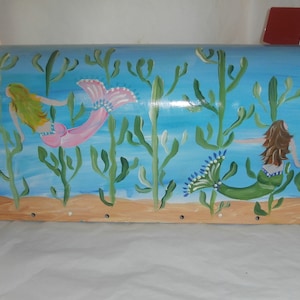 Hand painted standard size mermaids mail box. Sealed with 2 coats of uv  protectant. USA