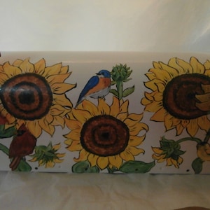 Boîte aux lettres standard peinte à la main. Peint dans des tournesols et des oiseaux vibrants. Scellé et protégé contre les UV