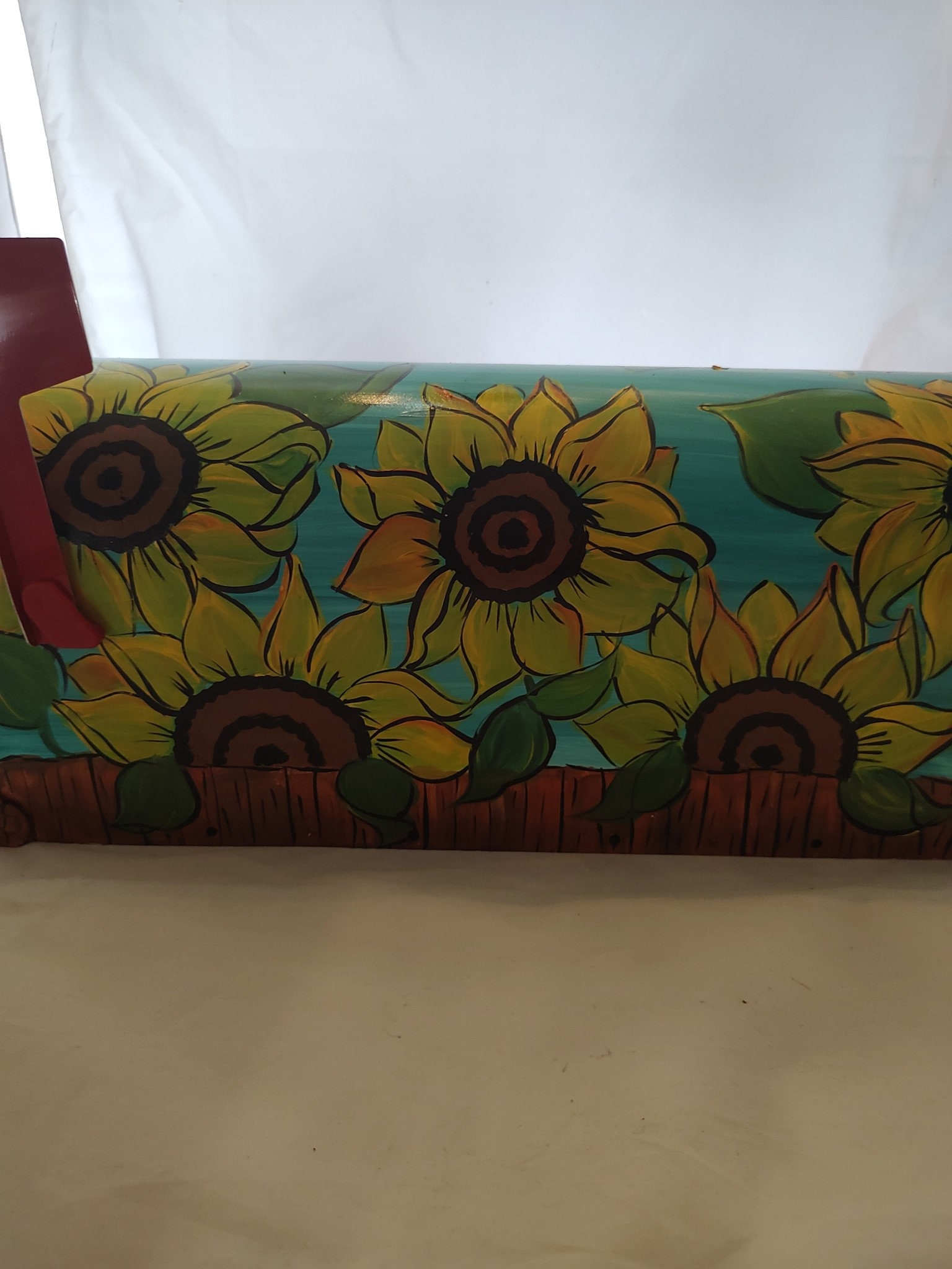 Handbemalter Standard Briefkasten. Gemalt in hübschen Sonnenblumen mit petrolfarbenem Hintergrund. Versiegelt und UV geschützt,