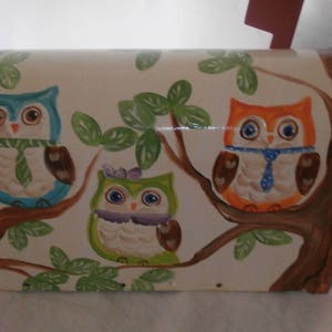 Boîte aux lettres standard peinte à la main. Peint en hiboux mignons assis dans un arbre. Scellé et protégé contre les UV