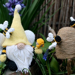 Bee gnome crochet instructions in German and English image 5