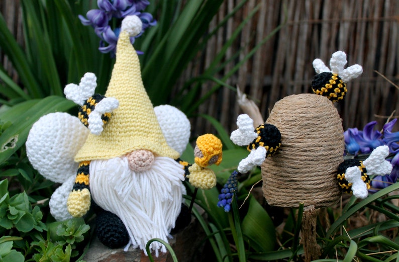 Bee gnome crochet instructions in German and English image 5