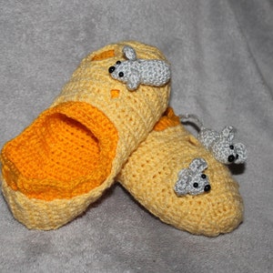 cheesy socks in 4 sizes crochet pattern (4- 16)