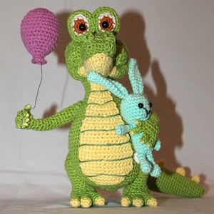Padrão de crochê Karoline, o crocodilo, versão em inglês