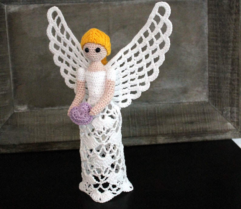Ángel navideño con corazón patrón de crochet inglés imagen 1