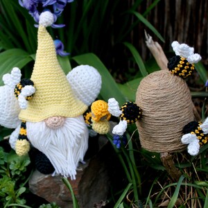 Bee gnome crochet instructions in German and English image 6