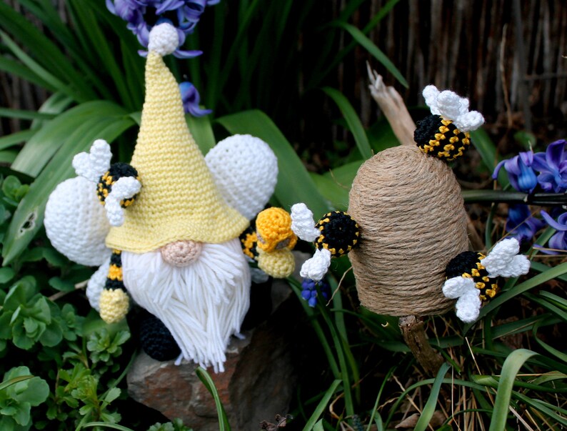 Bee gnome crochet instructions in German and English image 6