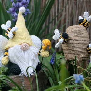 Bee gnome crochet instructions in German and English image 2