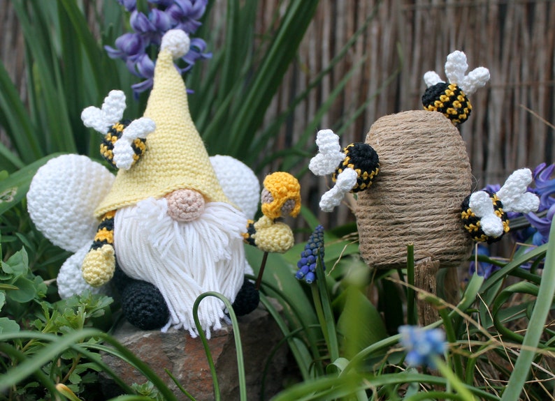 Bee gnome crochet instructions in German and English image 2