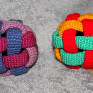 Juguete de agarre bola de colores Instrucciones de crochet Versión en alemán e inglés imagen 1