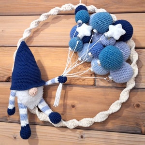 Patrón de ganchillo de gnomo navideño con gnomo de globo en alemán e inglés