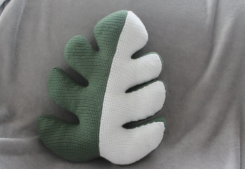 Monstera Pillow crochet pattern image 1