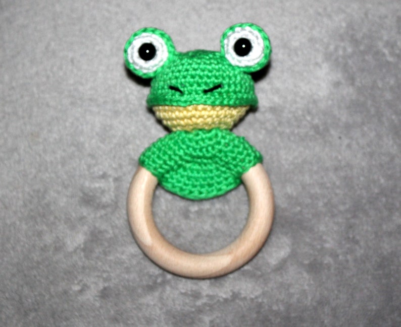 Patron anneau hochet grenouille au crochet image 2