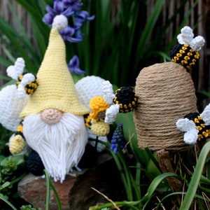 Bee gnome crochet instructions in German and English image 1