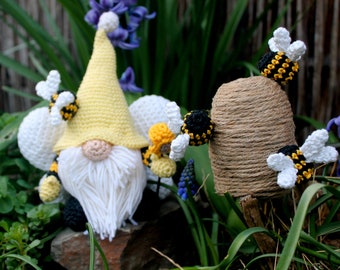 Bee gnome crochet instructions in German and English