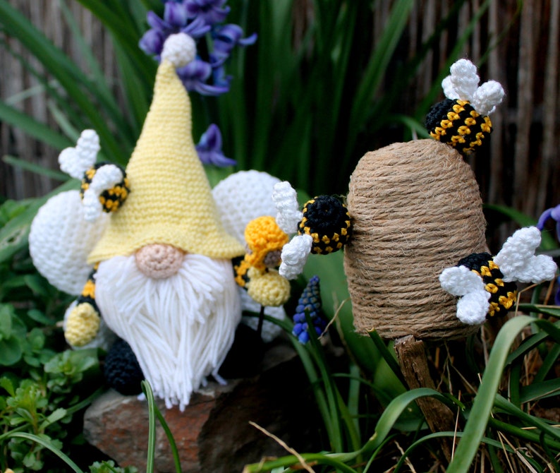 Bee gnome crochet instructions in German and English image 1