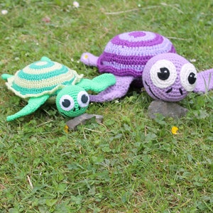 Turtle Sammy crochet pattern in 2 sizes