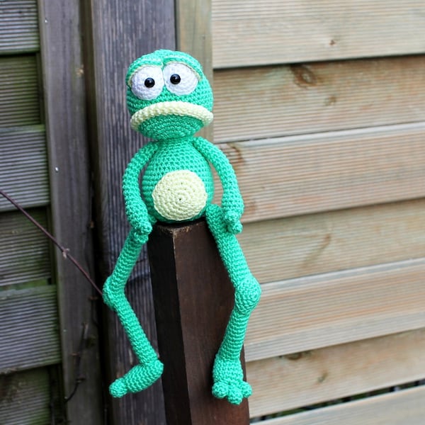 Fred the frog crochet pattern