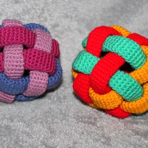 Juguete de agarre bola de colores Instrucciones de crochet Versión en alemán e inglés imagen 3