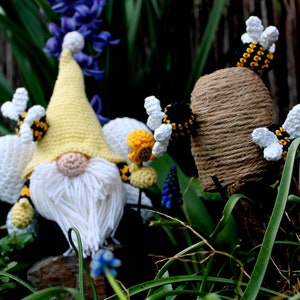 Bee gnome crochet instructions in German and English image 3