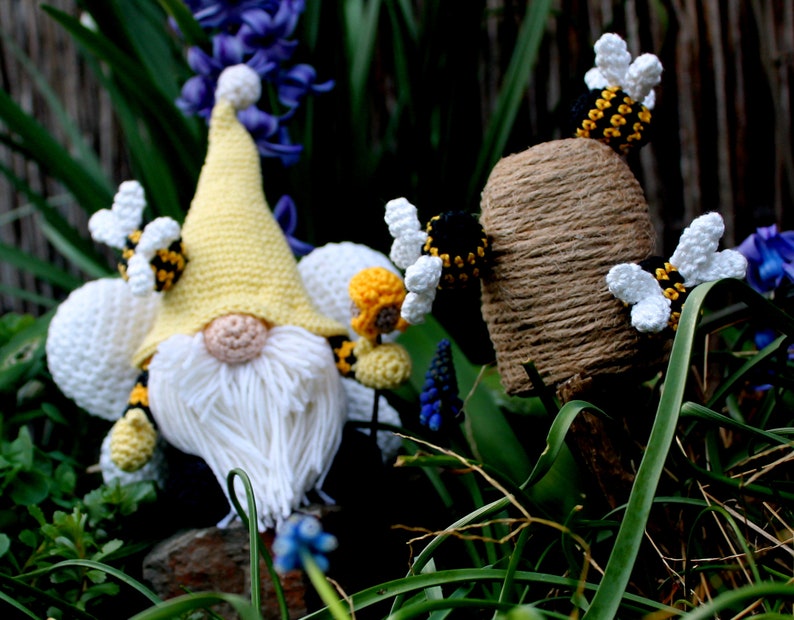Bee gnome crochet instructions in German and English image 3