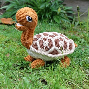 Crochet pattern turtle brown and green image 3