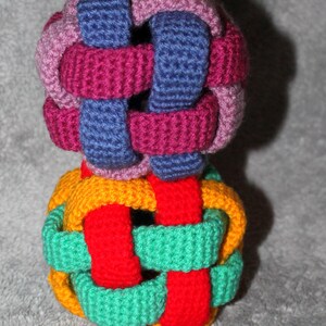 Juguete de agarre bola de colores Instrucciones de crochet Versión en alemán e inglés imagen 2