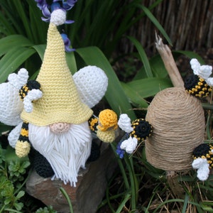 Bee gnome crochet instructions in German and English image 4