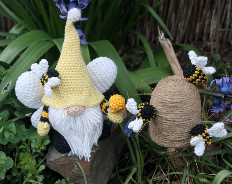 Bee gnome crochet instructions in German and English image 4