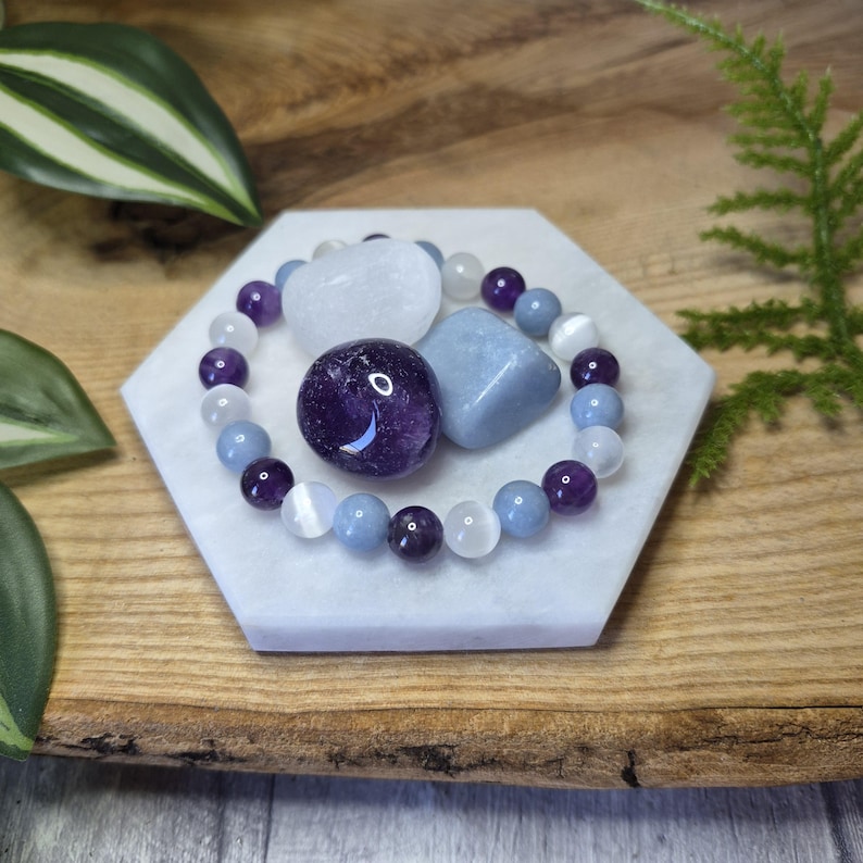 Ängelomfamningsarmband och tumlade stenar – Vägledande ljus – Angelit, Selenit och Ametist – Spirituella och helande smycken bild 2