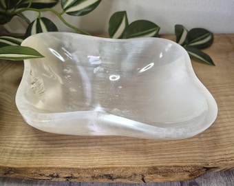 Large Wavy Selenite Bowl – Hand-Carved Crystal Charging Dish | Home Décor