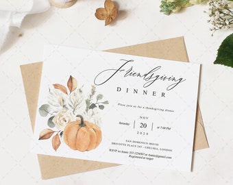 Könnte beinhalten: Eine Einladung zum Friendsgiving-Dinner mit einem Aquarellkürbis und Blumendesign. Die weiße Karte trägt den Text "Friendsgiving Dinner" in eleganter Schrift. Das Datum ist der 20. November 2020 um 19:00 Uhr.