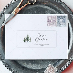 Puede incluir: Un sobre blanco con una etiqueta de dirección de devolución que presenta una ilustración de acuarela de pinos y el texto "Emma Graham, 123 Royal Road, London 96930".