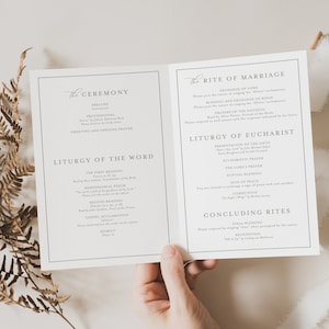 Op de afbeelding: Een printbaar programma voor een huwelijksceremonie in zwart-wit. Het programma bevat de volgorde van de gebeurtenissen voor de ceremonie en de receptie, inclusief de lezingen, gebeden en muziek.