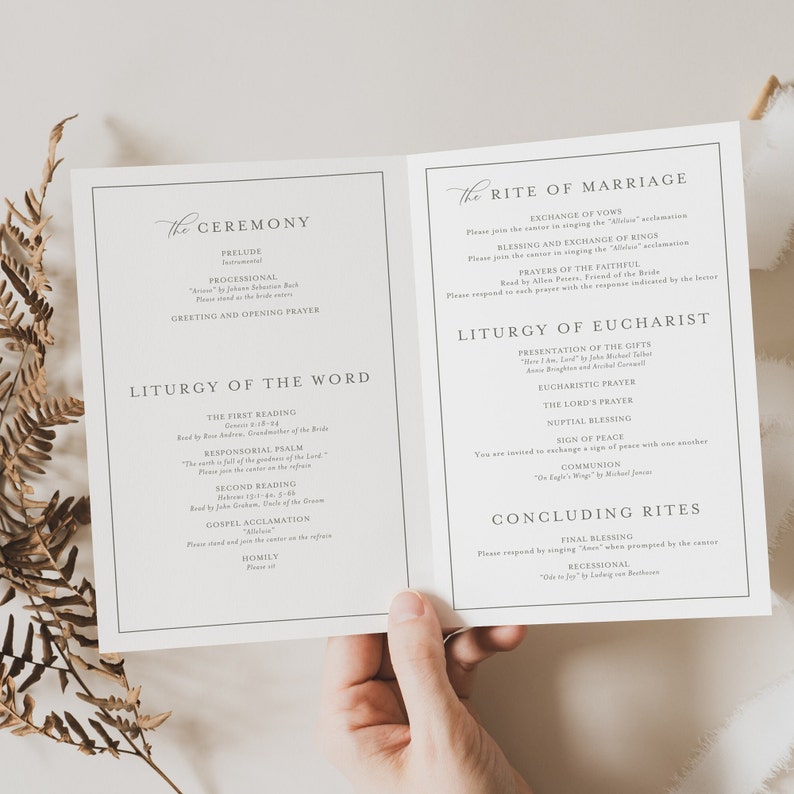 Op de afbeelding: Een printbaar programma voor een huwelijksceremonie in zwart-wit. Het programma bevat de volgorde van de gebeurtenissen voor de ceremonie en de receptie, inclusief de lezingen, gebeden en muziek.