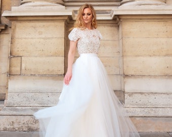 Robe de mariée longue en dentelle et tutu. Robe dentelle manches courte jupe en tulle. Mariage luxe. Robe et boléro assorti