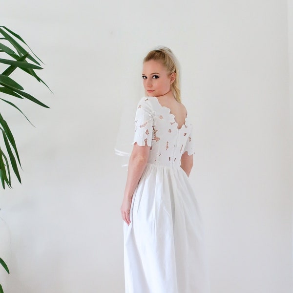 Robe de mariée mi-longue courte en coton, dos nu. Robe mariage civil, fiançailles, brunch dress. Broderie anglaise