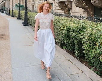 Robe de mariée jupe midi longueur cheville avec cape en dentelle amovible. Haut en dentelle. Jupe mi-longue en soie. Mariage civil Mairie.