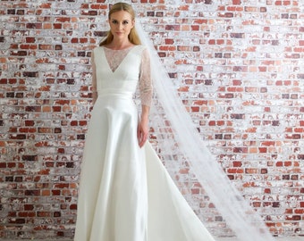 Robe de mariée longue en dentelle, style princesse avec traîne. Robe dentelle manches 3/4, jupe trapèze, mariage luxe