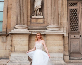 Robe de mariée longue en dentelle et tutu. Robe dentelle manches courte jupe en tulle. Mariage luxe.