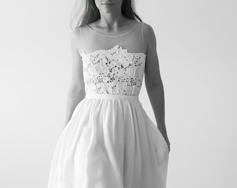 Robe de mariée simple et moderne. Dentelle et jupe longue fluide avec traîne, mariage romantique. Mariage chic et intemporel dentelle soie