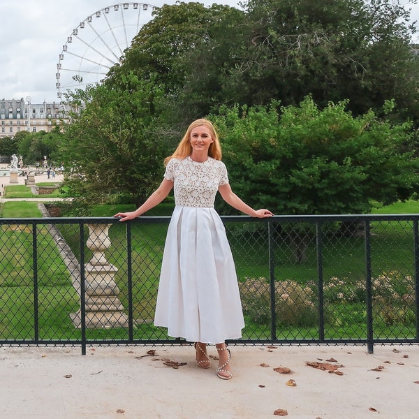 Robe de mariée jupe midi longueur cheville Haut en dentelle col rond. Jupe mi-longue en soie. Mariage civil Mairie. Robe mariage manches