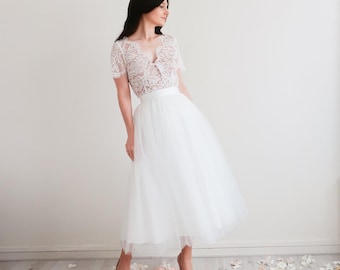 Hochzeitskleid, mittellanger Tüllrock, Spitzenoberteil. Knöchellanges Tutu für eine günstige und moderne standesamtliche Alternativhochzeit